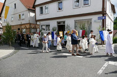 Fronleichnamsprozession durch die Straßen von Naumburg (Foto: Karl-Franz Thiede)